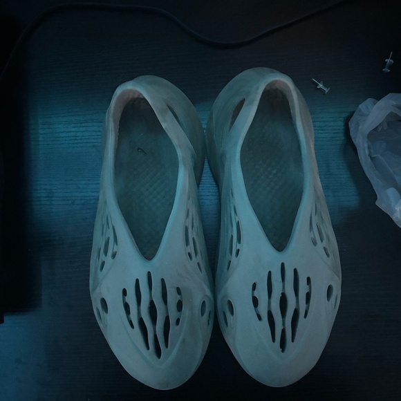 Yeezy foam runners size 10 stone sage - Picture 3 of 4